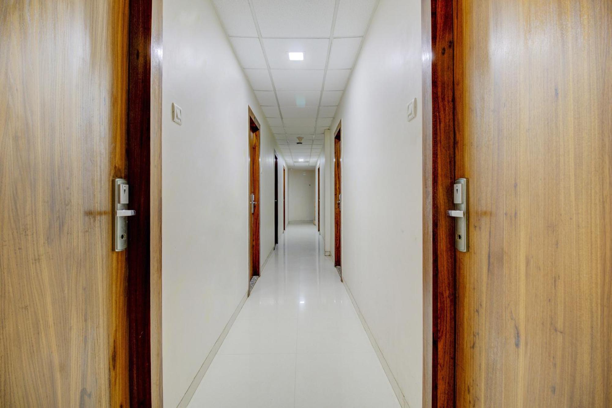 Hotel O Address Inn Мумбаи Экстерьер фото